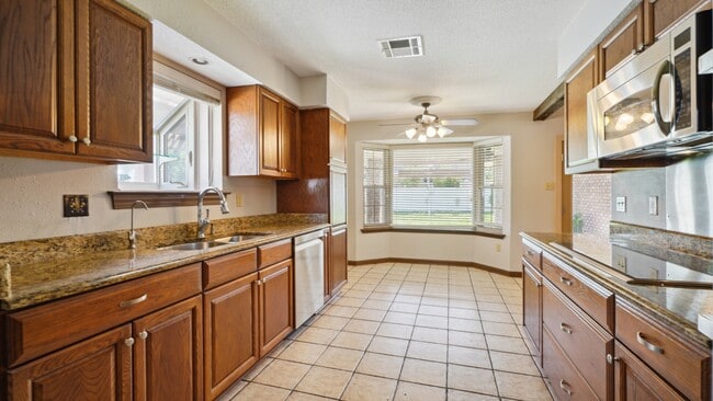 Building Photo - 3505 Lake Arrowhead Dr