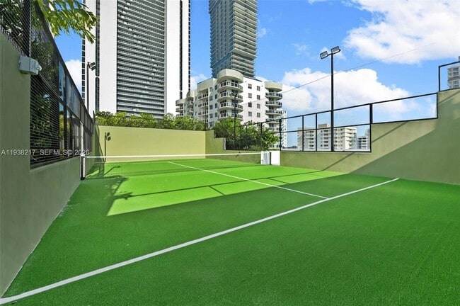 Building Photo - 700 NE 24th St