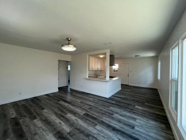 Building Photo - Cozy 2 bedrooms house + 1 bath.  Newly upg...