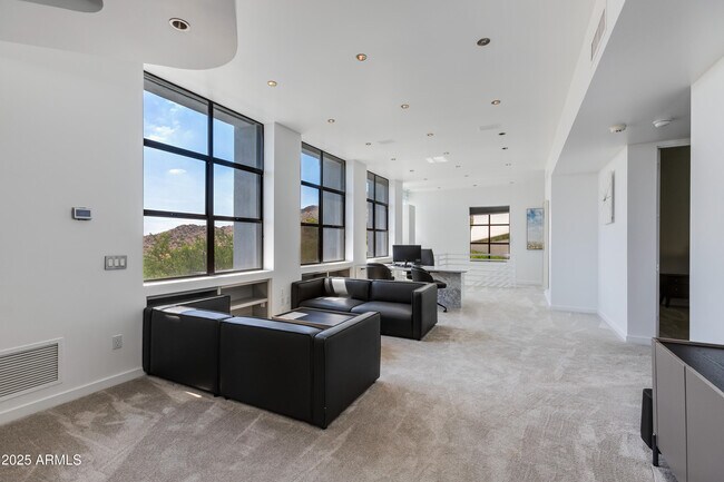 Building Photo - 4228 E Highlands Dr
