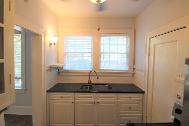 Building Photo - 1025 Goodwin St