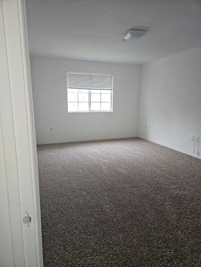 Building Photo - Spacious 2bed/2bath with nice vaulted ceil...