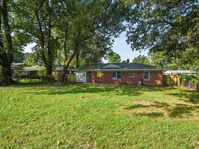 Building Photo - NEWLY UPDATED 3 bed, 1.5 bath home.