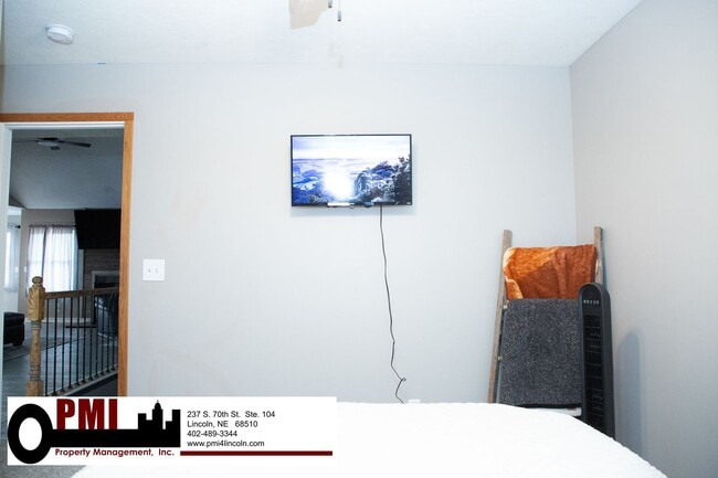 Building Photo - 4 Bedroom and 3 bathroom Fully Furnished