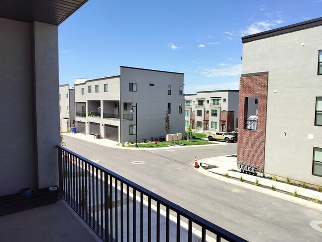 Building Photo - 25 E Center St