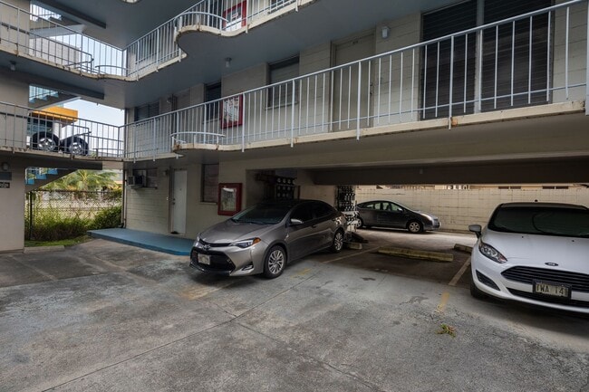 Building Photo - Available now! Prime location Studio with Parking!