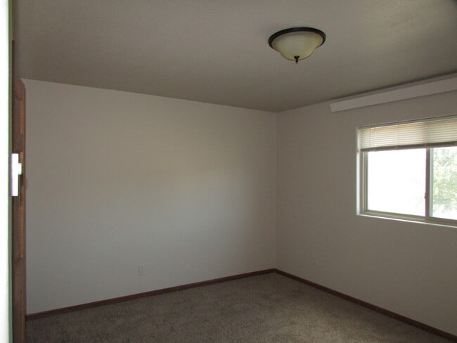 Building Photo - r1350