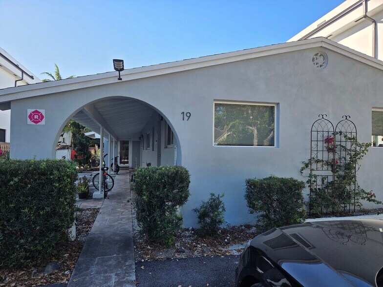 Building Photo - 19 SE 12th Ave