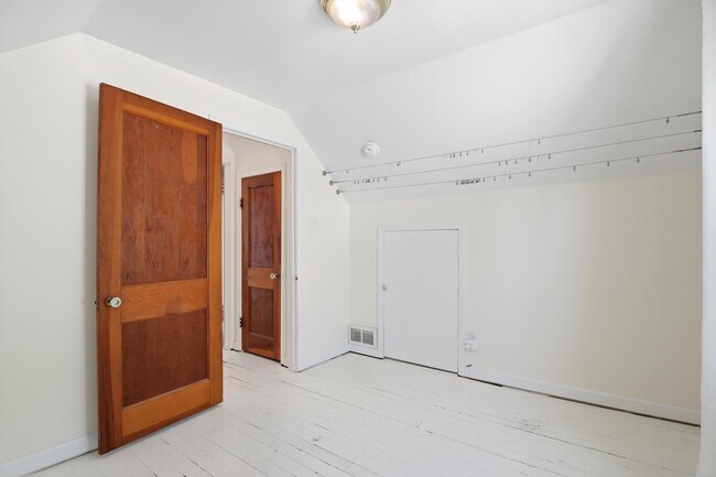 Building Photo - 3432 Woodside St