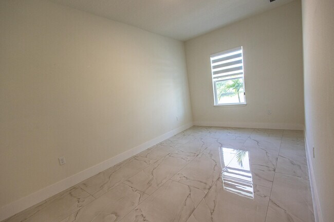 Building Photo - 2149 SW Susset Ln