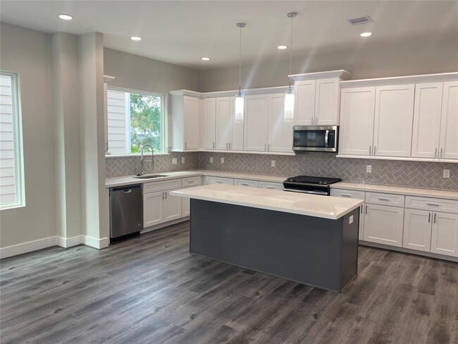 Building Photo - 3344 Pinemont Dr