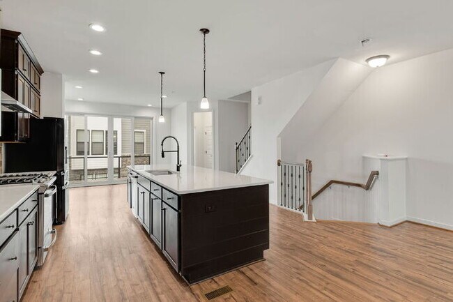 Building Photo - Modern End-Unit Townhome in Rocketts Landing – Prime Richmond Location