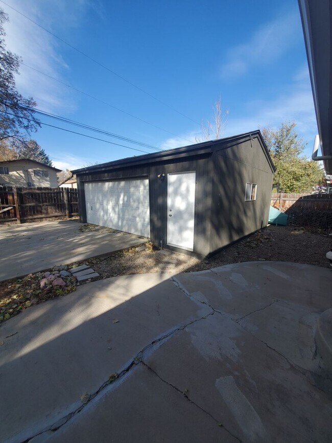Building Photo - Spacious Ranch Style 4 BR Available in Aug...