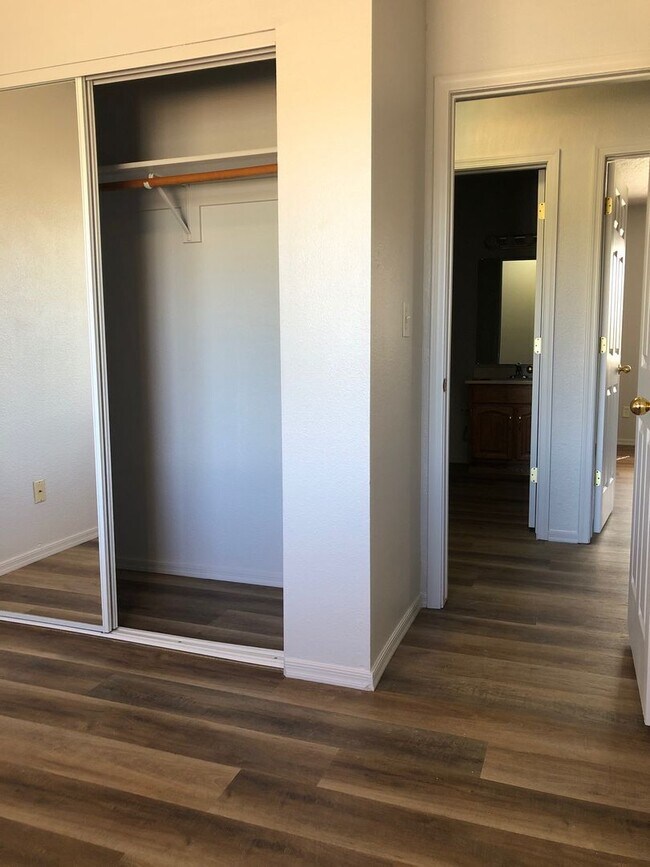 Building Photo - 3523 N Dale Dr
