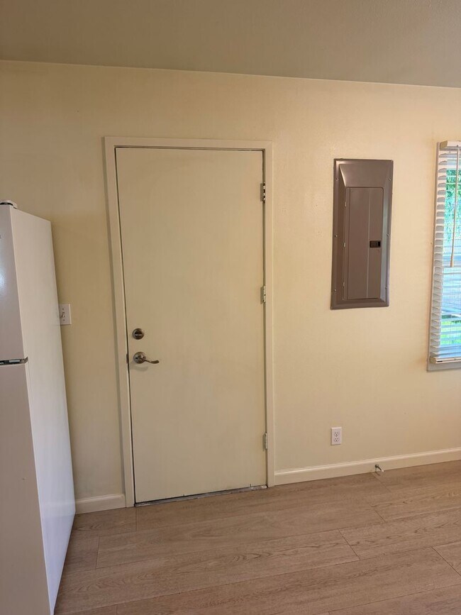 Building Photo - Updated 2 bedroom 1 bathroom house in Eugene!