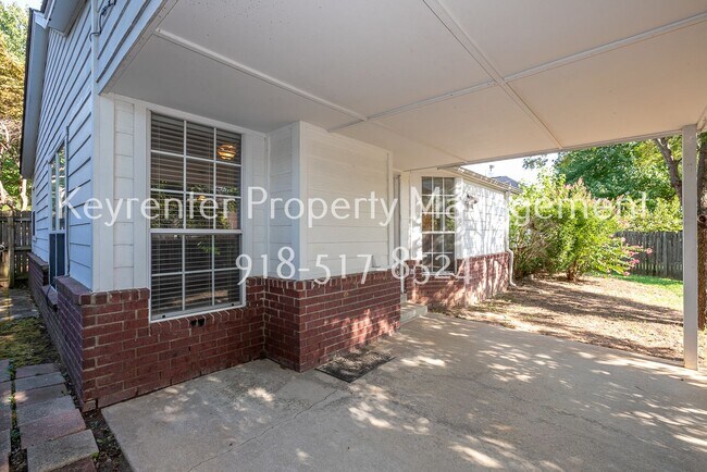 Building Photo - Charming 3 bedroom home with cozy fireplace and 2 car garage!! Price drop!