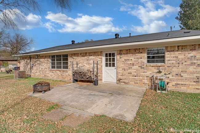 Building Photo - 11122 Parkside Dr