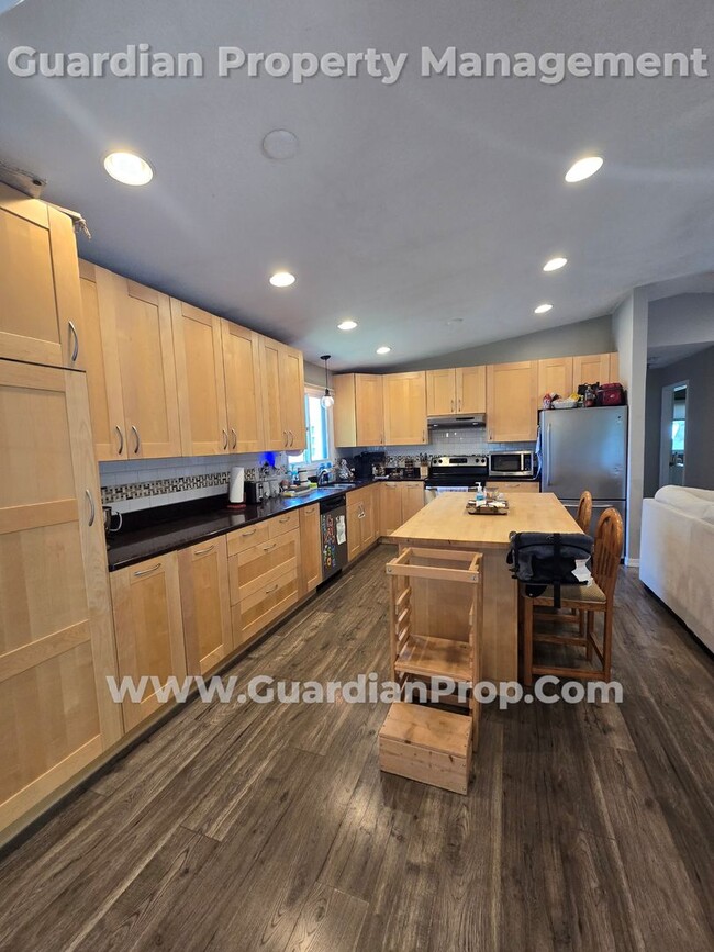 Building Photo - Split Level Home in Roseville Available 8/...