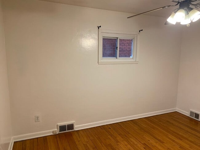 Building Photo - Two story townhouse