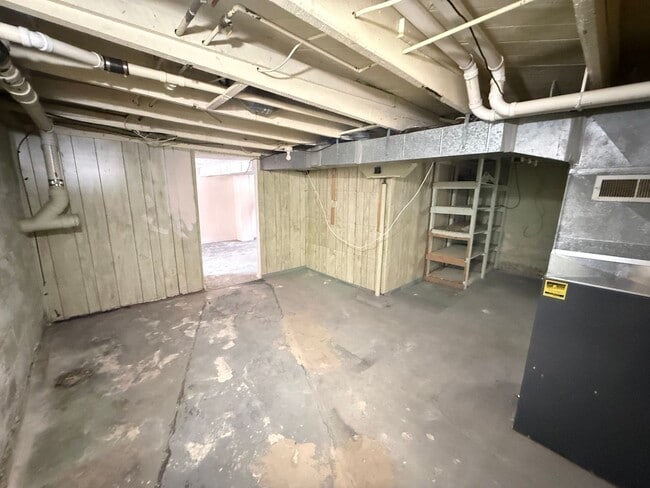 Building Photo - 404 E Bird-Charming single family home for rent in Vandercook Lake