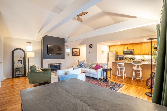 Building Photo - 1111 N Honore St