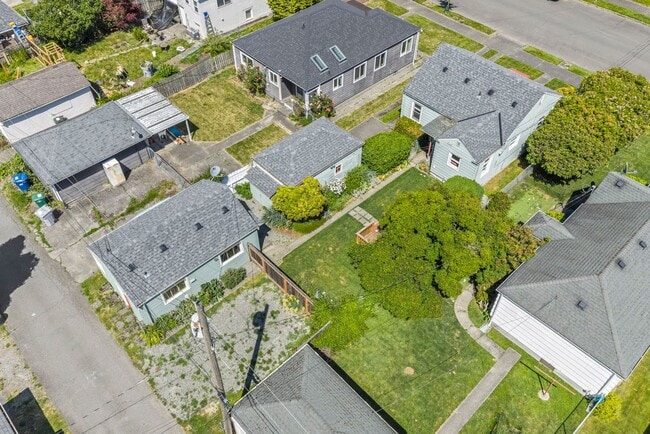 Building Photo - 521 Whitworth Ave S