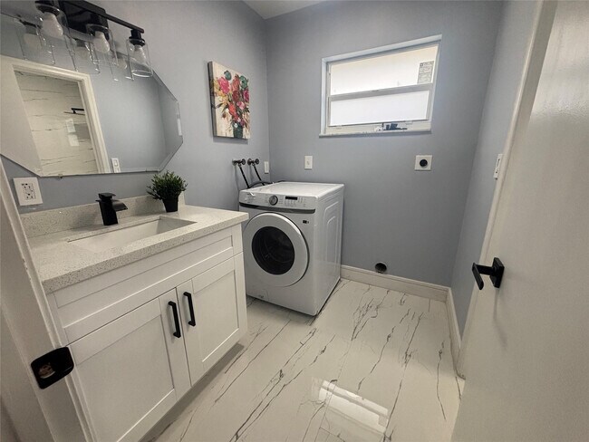 Building Photo - 814 SW 12th Pl