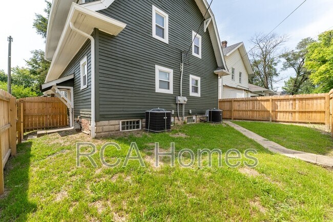 Building Photo - 1601 Villa Ave