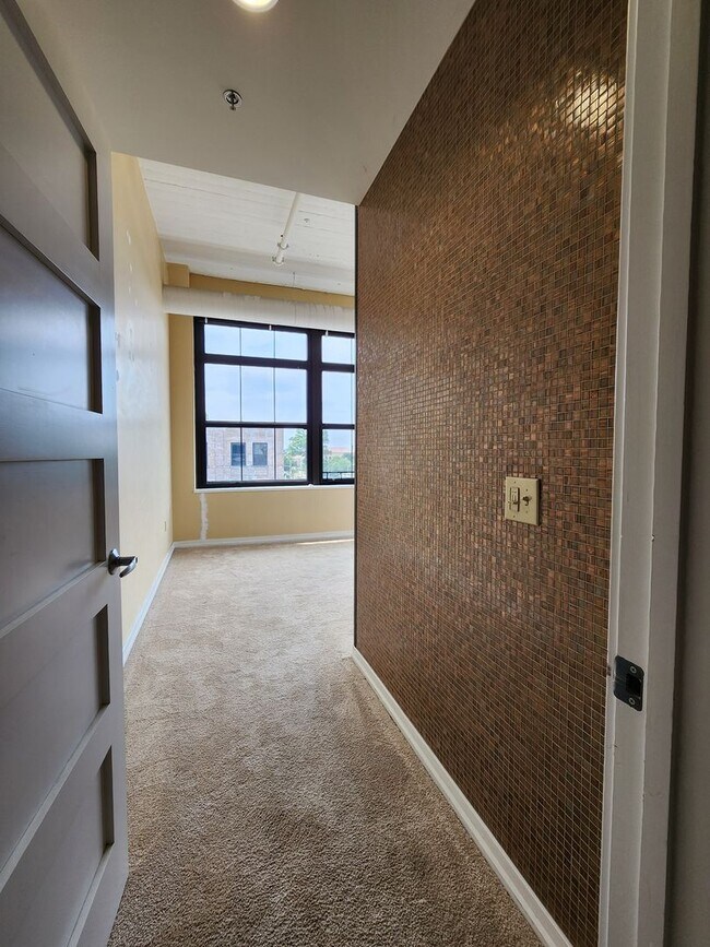 Building Photo - Downtown Luxury Condo in a Newly Renovated...