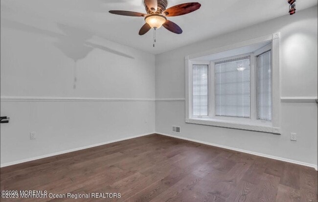 Building Photo - 5 Laketree Ct