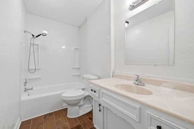 Building Photo - 122 White Cedar St