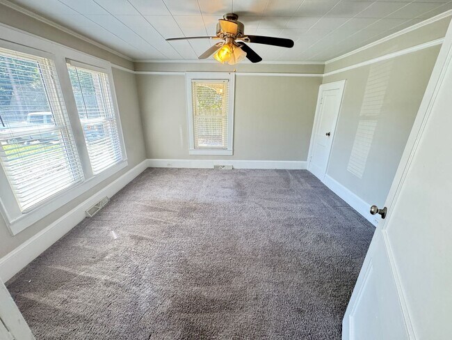 Building Photo - Newly REMODELED STONE HOUSE near downtown,...