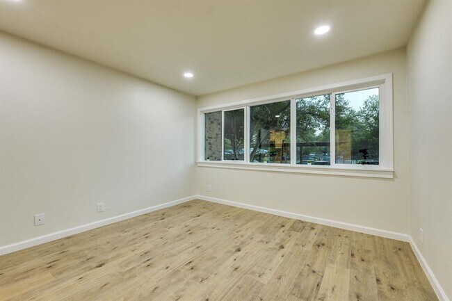 Building Photo - 8888 Tallwood Dr