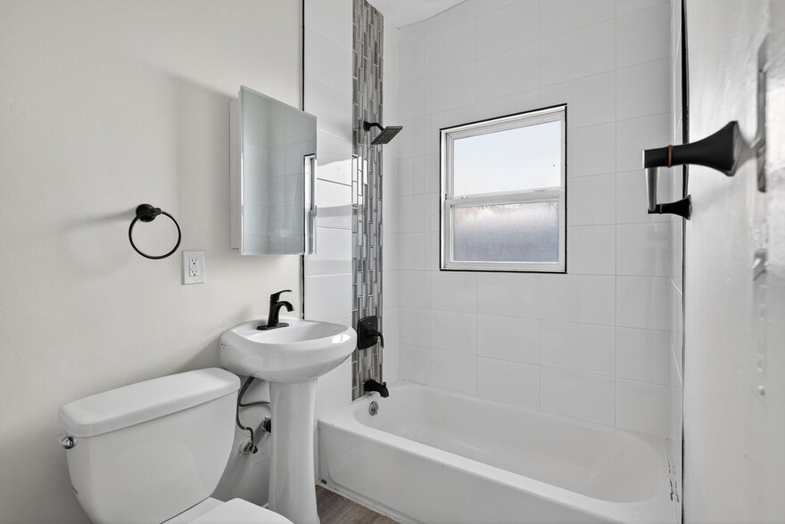 Building Photo - 915 Cherry Ave