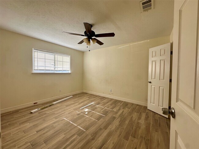 Building Photo - 3331 Longhorn Dr