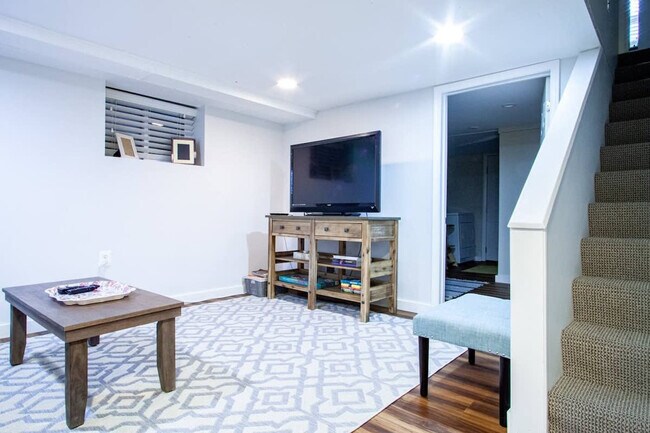 Building Photo - 601 N West St