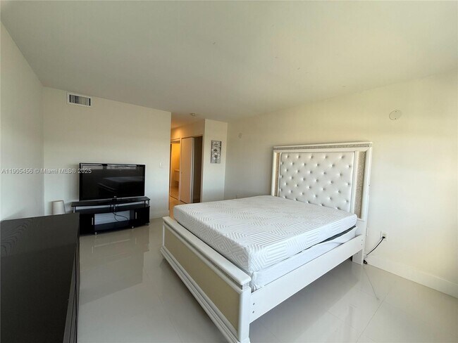 Building Photo - 2780 NE 183rd St