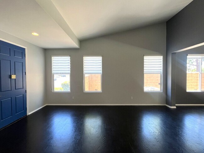 Building Photo - 3 bed, 2 bath located in Corona, CA!