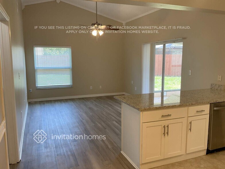 Building Photo - 888 Somerset Dr