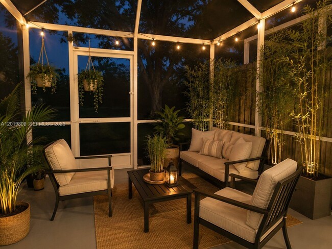 Building Photo - 2078 Madeira Dr