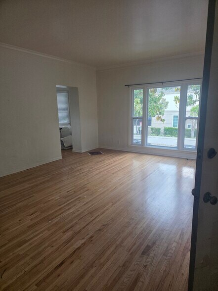 Building Photo - 257 N Almont Dr