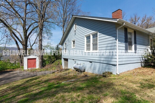 Building Photo - 323 Walsh Rd