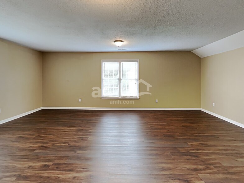 Building Photo - 2304 Water Lilly Way