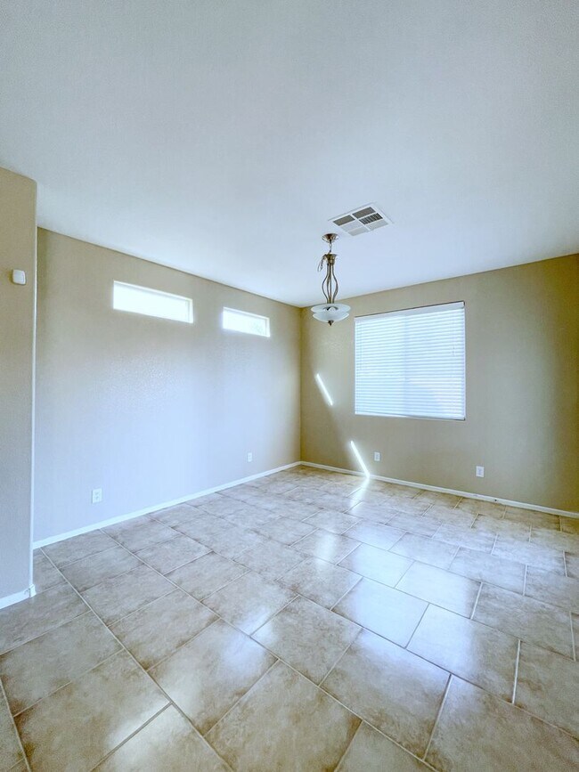 Building Photo - Spacious Living, Granite Counters, Great Location!