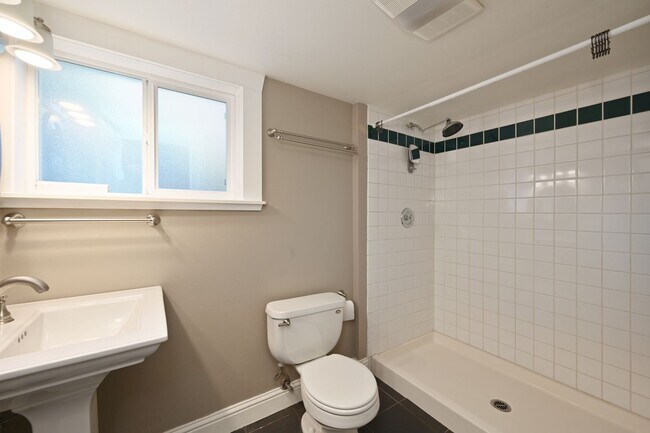 Building Photo - Charming 3 Bedroom/2 Bath Craftsman Home for Lease in Phinney/Greenlake