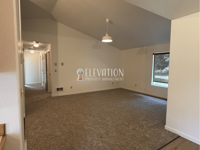 Building Photo - 3BR single-level rancher in SE Bend with large fully-fenced backyard