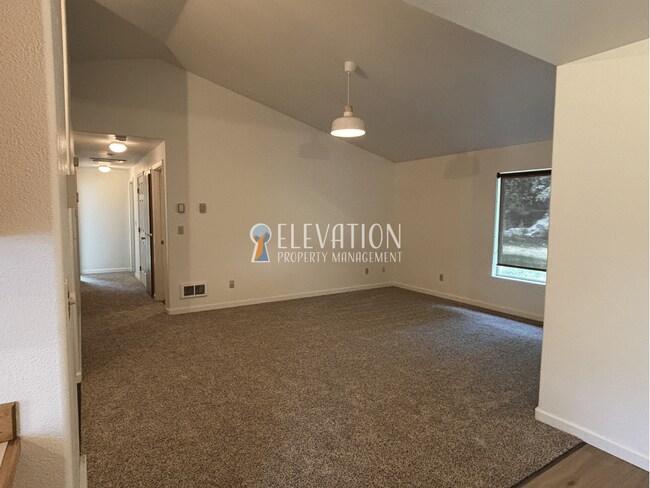 Building Photo - 61875 Avonlea Cir