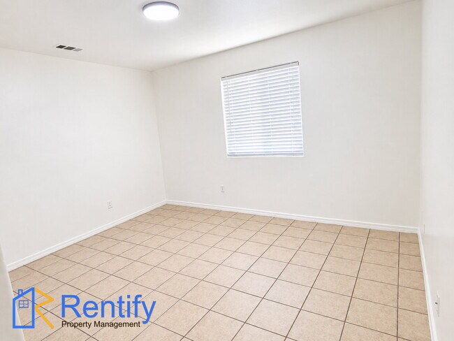 Building Photo - 3-Bed, 2-Bath in North Bakersfield – Only for $1,495