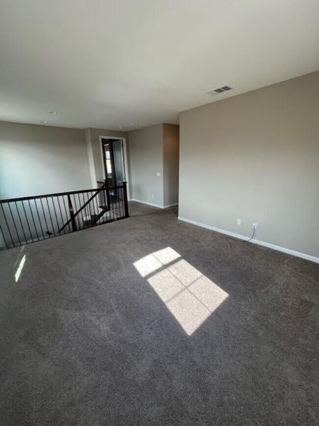 Building Photo - Newer Home within Red Hawk Golf Community!