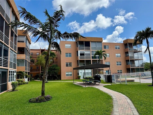 Building Photo - 3048 Sunrise Lakes Dr E